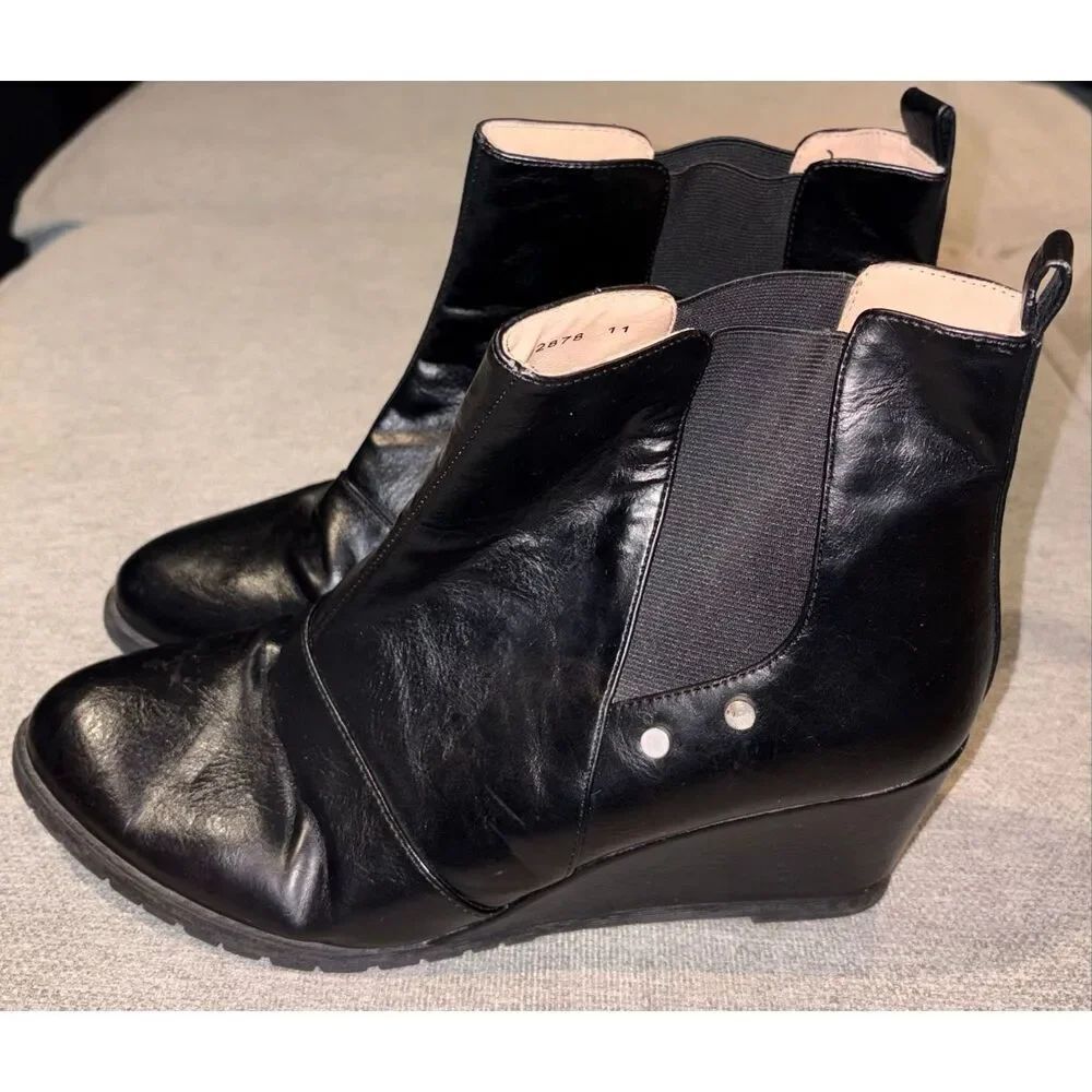 Journee Collection Jessie wedge ankle boots size 11